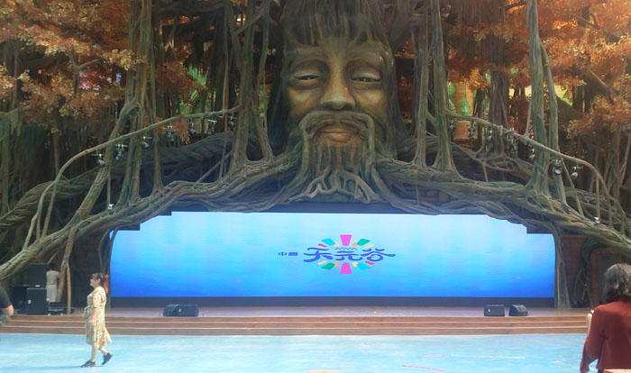 中藝LED顯示屏廠家打造“魔方王國”河北天元谷度假